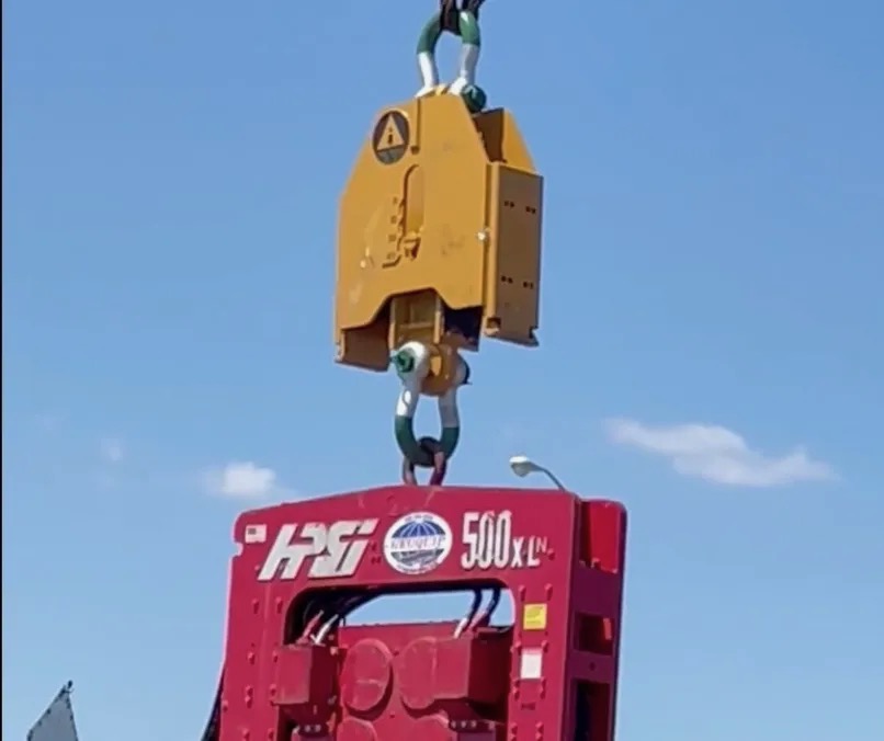 No Shock and its shackles connected to a red HPSI 500 vibratory hammer